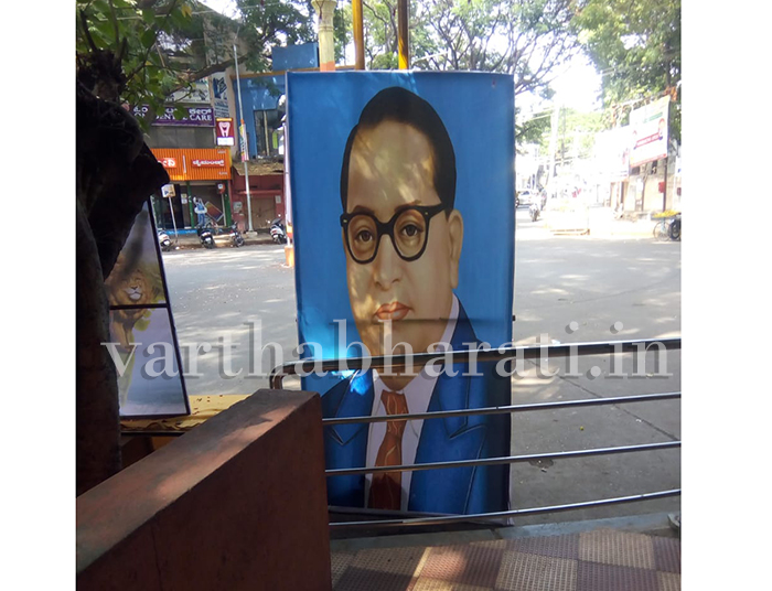 ದಾವಣಗೆರೆ: ಅಮಿತ್ ಶಾ ರೋಡ್ ಶೋ ವೇಳೆ ಮೂಲೆ ಸೇರಿದ ಭಾರತ ಮಾತೆ, ಅಂಬೇಡ್ಕರ್ ರ ಭಾವಚಿತ್ರಗಳು